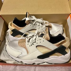 Women’s size 9, Nike Air Huarache shoes. Brand new in original box, never worn!